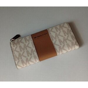 Michael Kors Monogram Wallet Great Condition